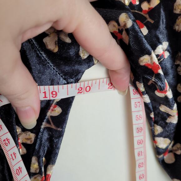 Yumi black floral print velvet long sleeved midi wrap dress size 14 - Picture 7 of 8